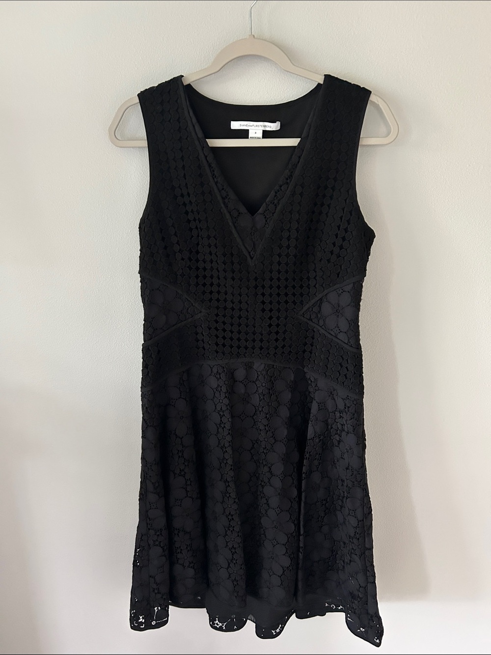 Diane Von Furstenberg Fiorenza Sleeveless Black Lace V-Neck Dress Size 8